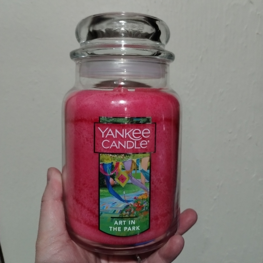 22 oz Yankee Candle - Art In The Park